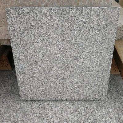 燒面芝麻灰花崗巖地磚 高品質防滑石材加工廠與淺灰色火燒板300*300*30的應用