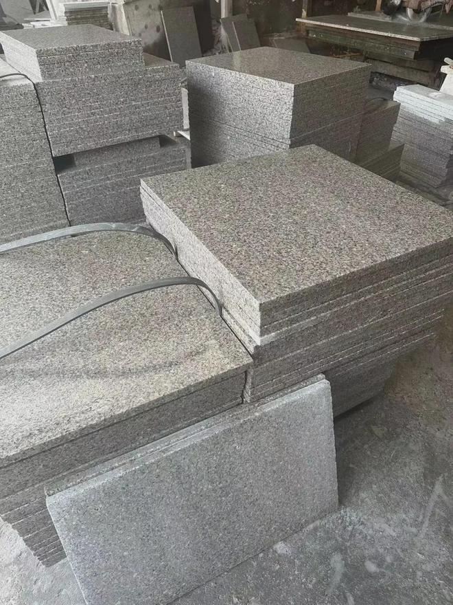 專業(yè)加工 芝麻灰與黃銹石花崗巖的荔枝面、火燒面及光面工藝解析